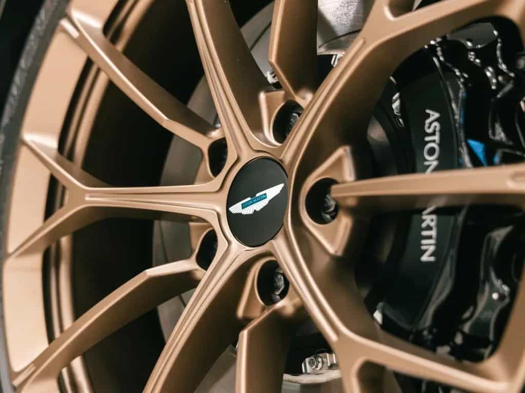 Aston Martin V8 Vantage Vantage Coupe | Minotaur Green / Oxford Tan | 01/2025-photo-11