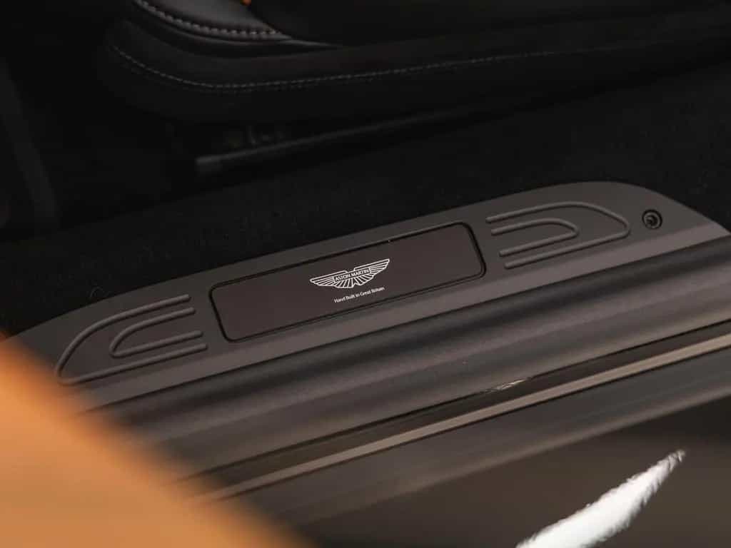 Aston Martin V8 Vantage Vantage Coupe | Minotaur Green / Oxford Tan | 01/2025-photo-13
