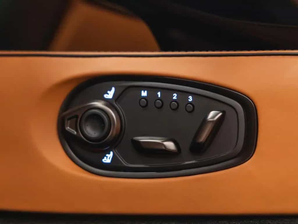 Aston Martin V8 Vantage Vantage Coupe | Minotaur Green / Oxford Tan | 01/2025-photo-17