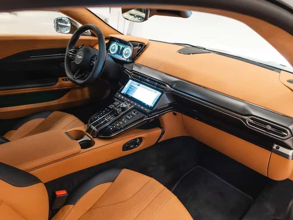 Aston Martin V8 Vantage Vantage Coupe | Minotaur Green / Oxford Tan | 01/2025-photo-18