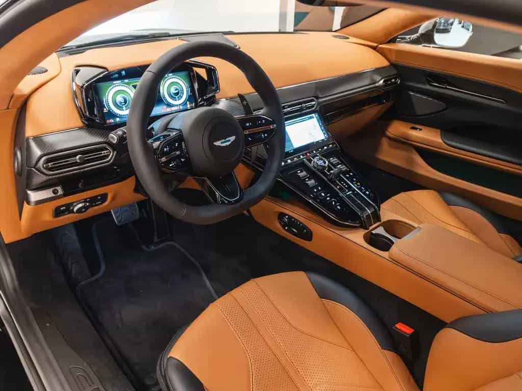 Aston Martin V8 Vantage Vantage Coupe | Minotaur Green / Oxford Tan | 01/2025-photo-3