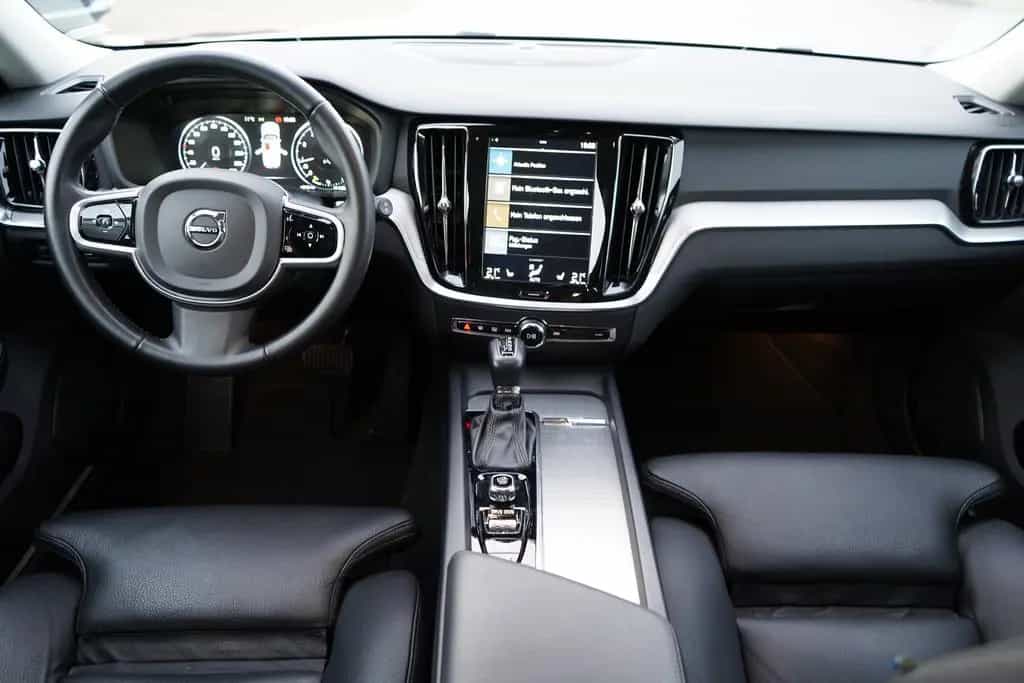 Volvo V60 Kombi 2.0 Inscription LED Navi Tempomat DAB 04/2020-photo-11
