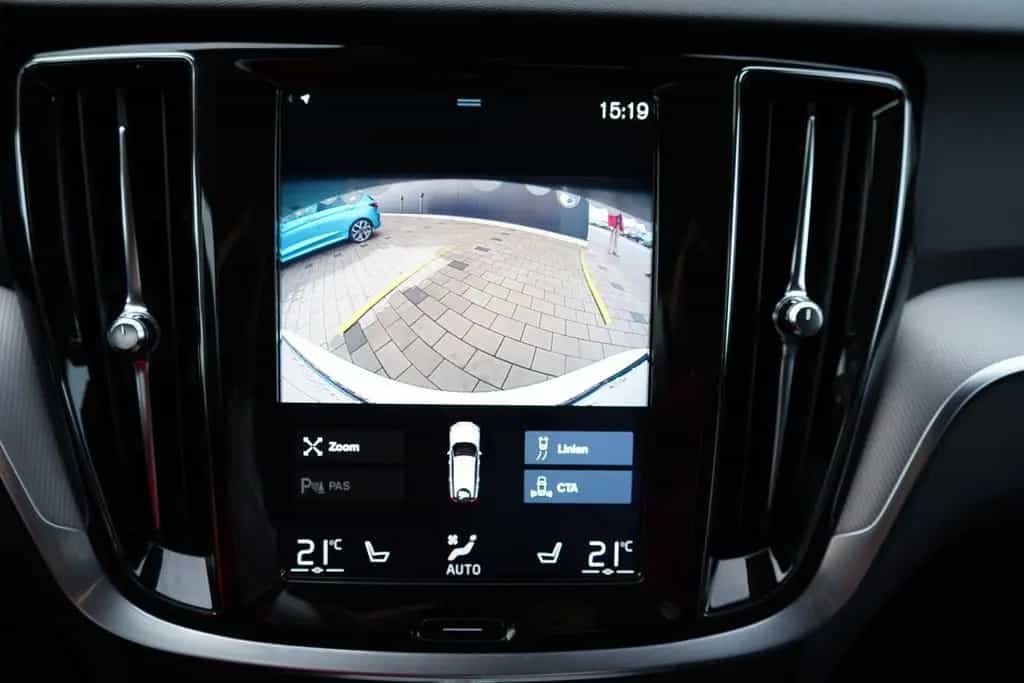 Volvo V60 Kombi 2.0 Inscription LED Navi Tempomat DAB 04/2020-photo-13