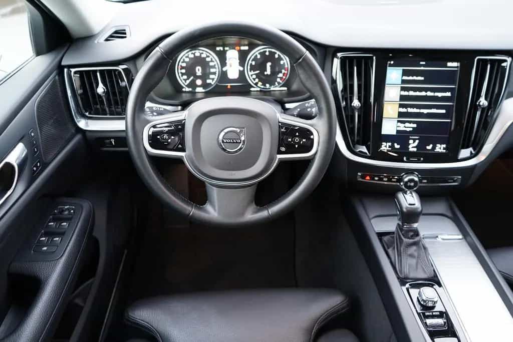 Volvo V60 Kombi 2.0 Inscription LED Navi Tempomat DAB 04/2020-photo-19