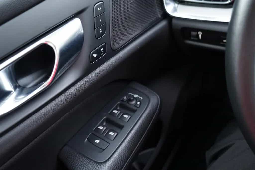 Volvo V60 Kombi 2.0 Inscription LED Navi Tempomat DAB 04/2020-photo-27