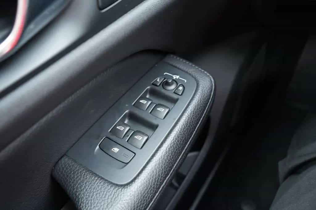 Volvo V60 Kombi 2.0 Inscription LED Navi Tempomat DAB 04/2020-photo-28