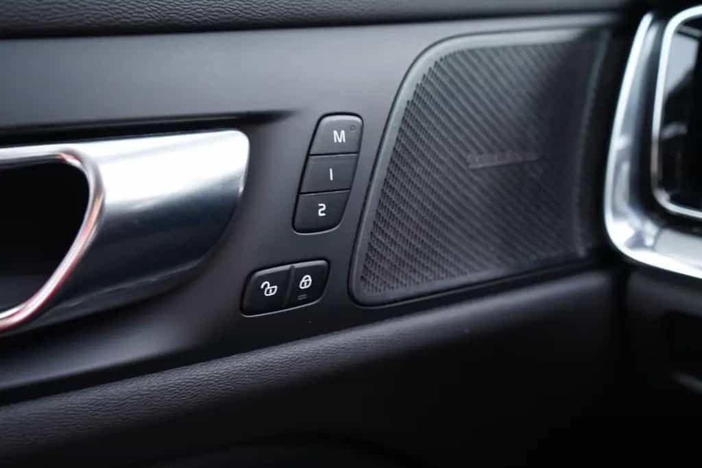 Volvo V60 Kombi 2.0 Inscription LED Navi Tempomat DAB 04/2020-photo-29