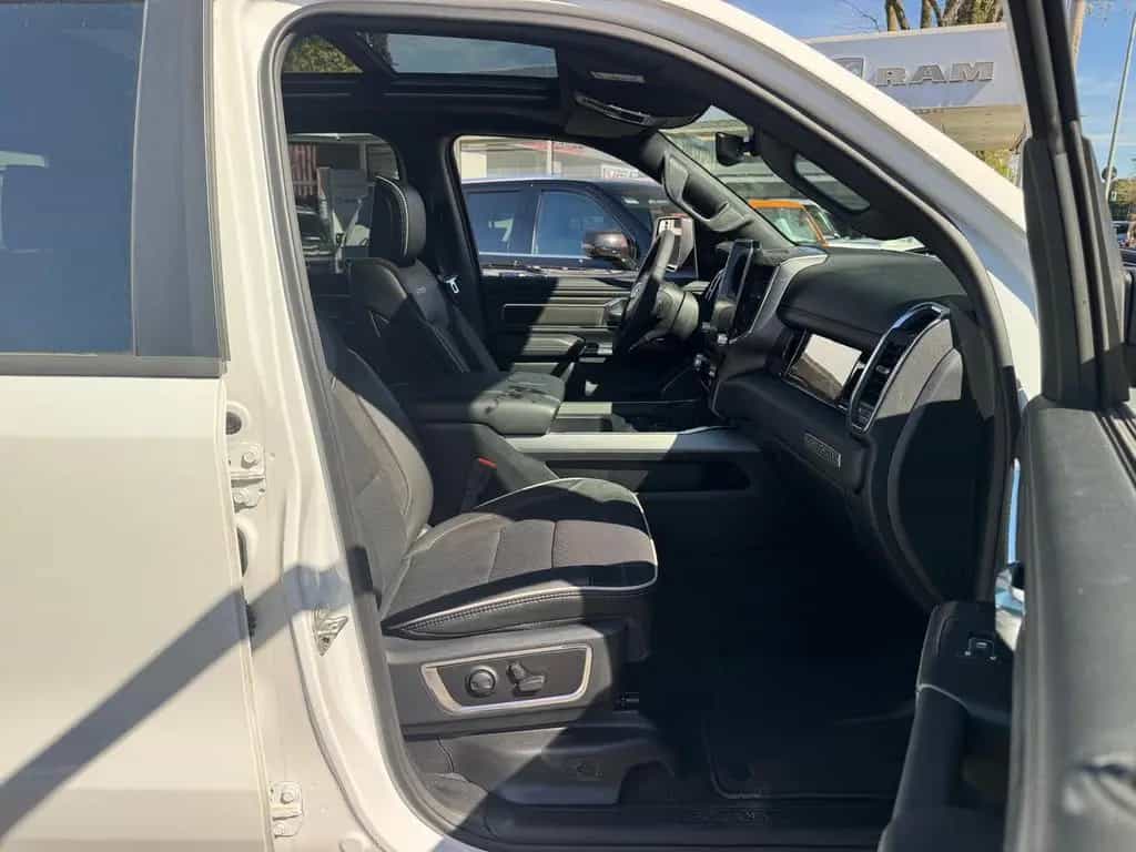 Dodge RAM Laramie Night + Luftfederung + elektr. Tritt 09/2025-photo-15