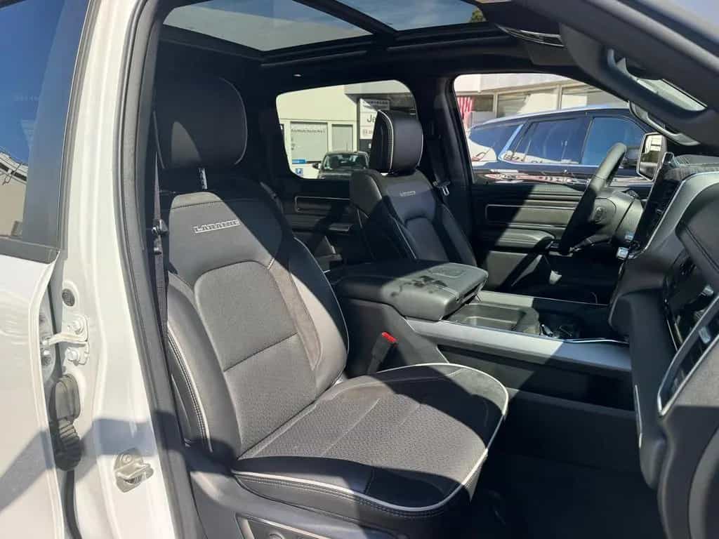 Dodge RAM Laramie Night + Luftfederung + elektr. Tritt 09/2025-photo-16