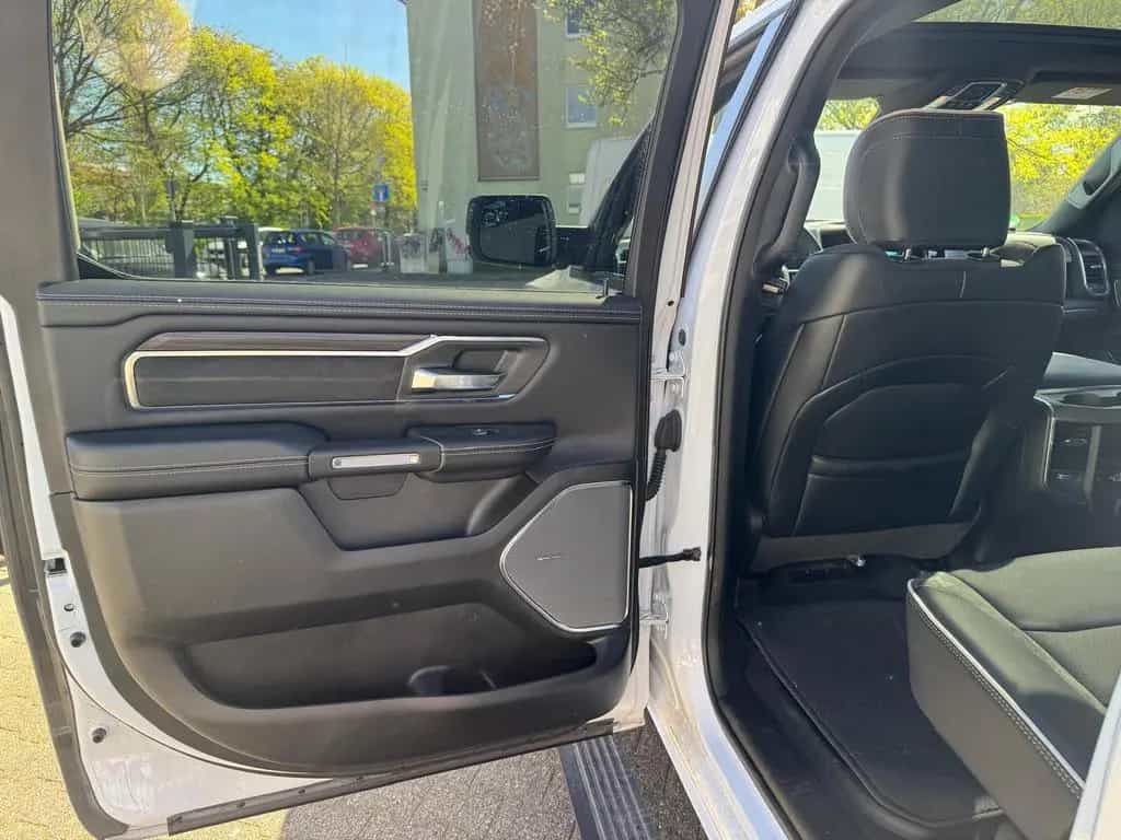 Dodge RAM Laramie Night + Luftfederung + elektr. Tritt 09/2025-photo-17
