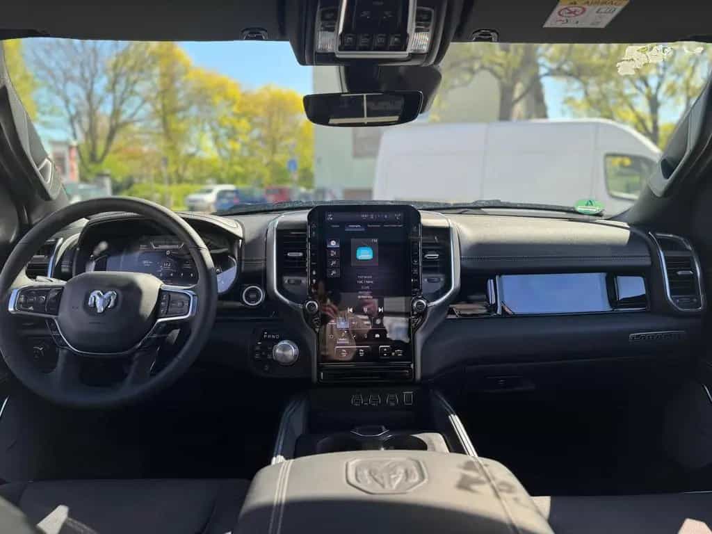 Dodge RAM Laramie Night + Luftfederung + elektr. Tritt 09/2025-photo-21