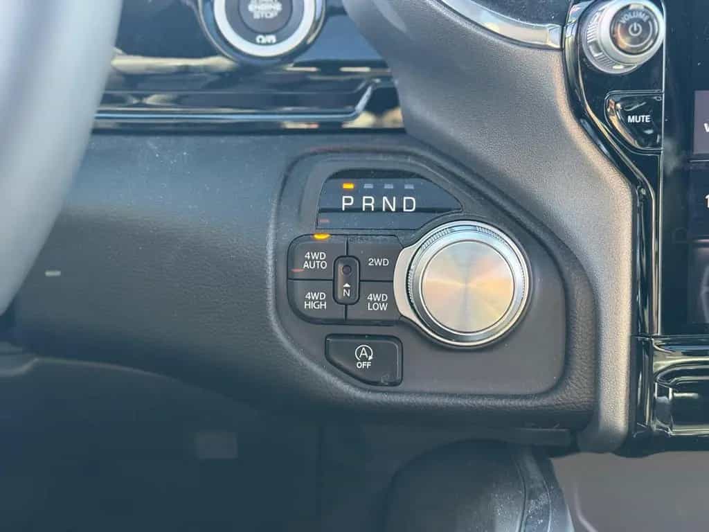 Dodge RAM Laramie Night + Luftfederung + elektr. Tritt 09/2025-photo-29