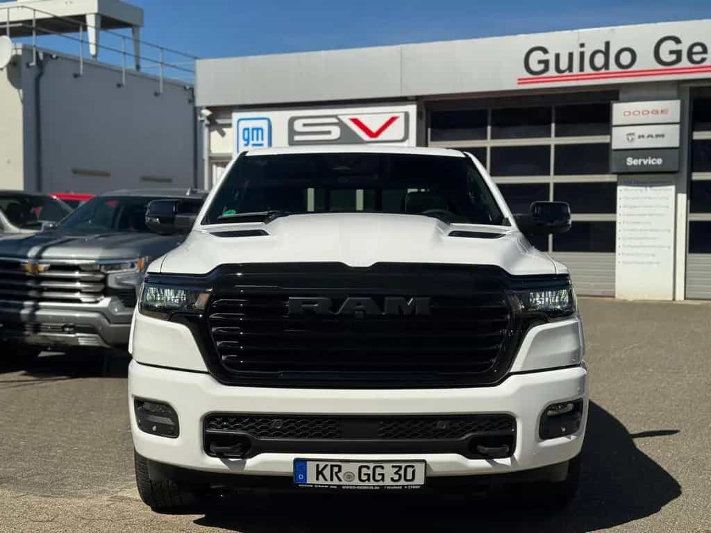 Dodge RAM Laramie Night + Luftfederung + elektr. Tritt 09/2025-photo-9