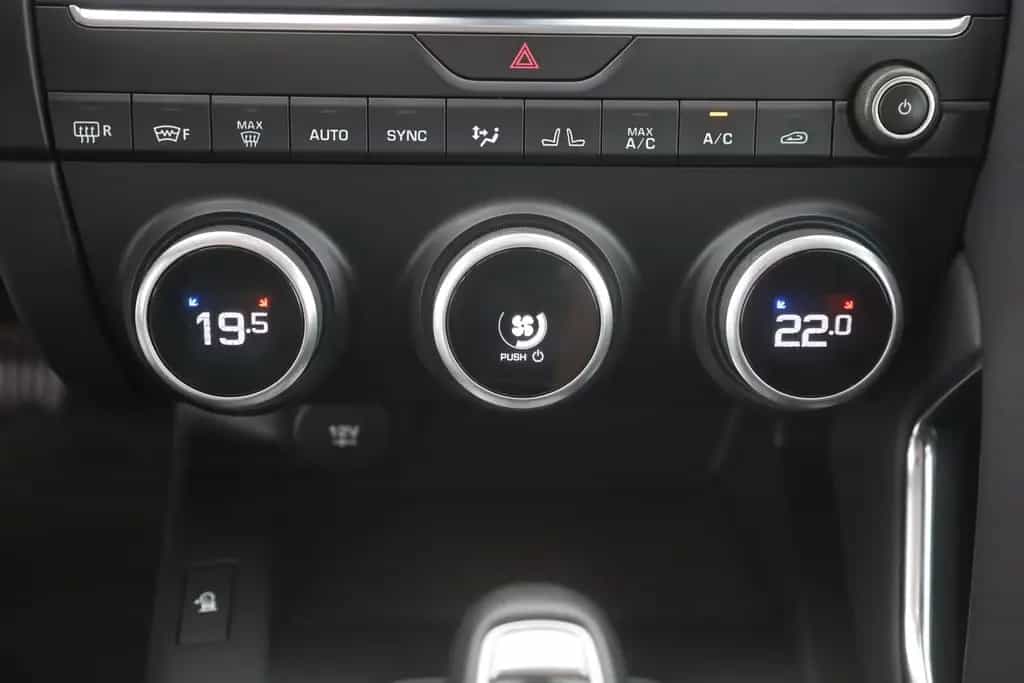 Jaguar E-Pace D180 S AWD LED Navi Leder Kamera DAB 03/2019-photo-11