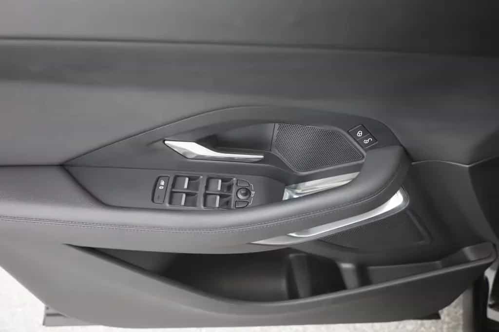 Jaguar E-Pace D180 S AWD LED Navi Leder Kamera DAB 03/2019-photo-20