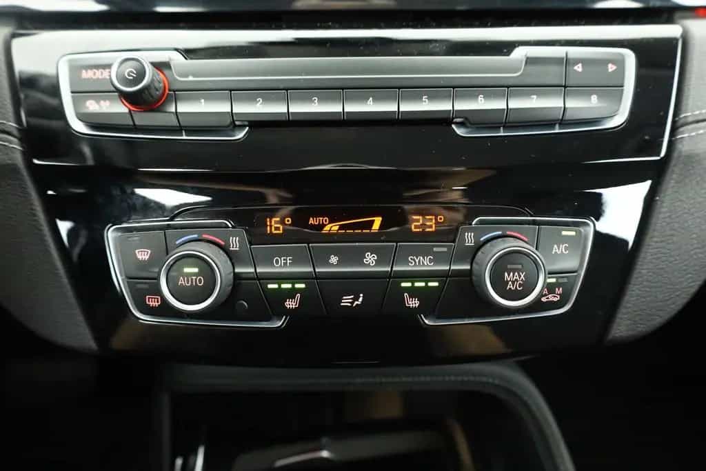 BMW X2 18i Advantage LED Navi Sitzheizung DAB USB 01/2020-photo-11