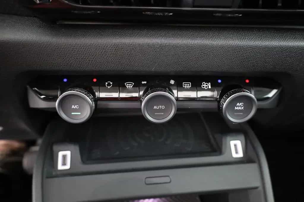 Citroën C4 PureTech 130 LED Navi Pano 360° 05/2024-photo-12