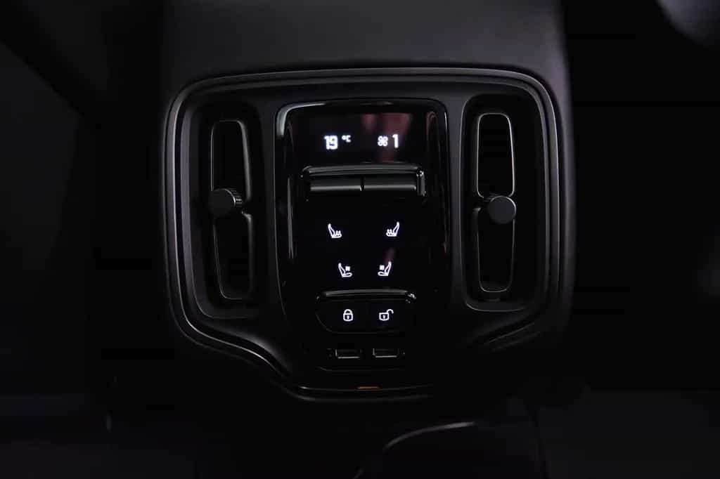 Aston Martin DBX 4.0 V8 06/2021-photo-22
