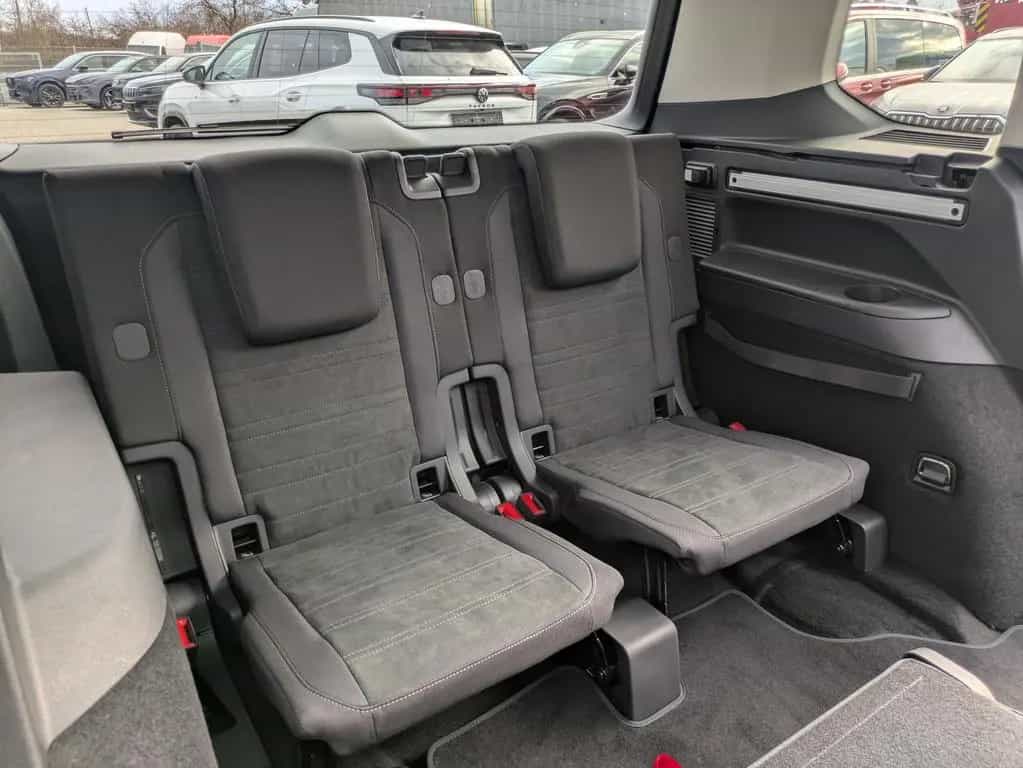 Volkswagen Touran 2.0 DSG R-Line High. Pano 7-Si IQ.Dri AHK 06/2025-photo-16