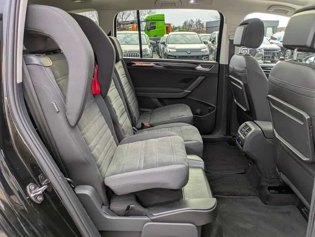 Volkswagen Touran 2.0 DSG R-Line High. Pano 7-Si IQ.Dri AHK 06/2025-photo-17