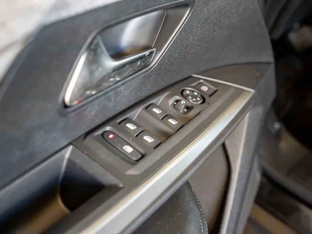 Peugeot 5008 ALLURE BUSINESS HYBRID 145 e-DSC6 7-SITZER 12/2025-photo-23