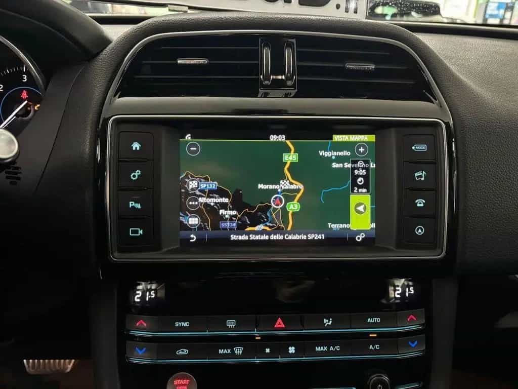 Jaguar F-Pace 2.0d 180hp AWD Motore 0 Km 01/2019-photo-13