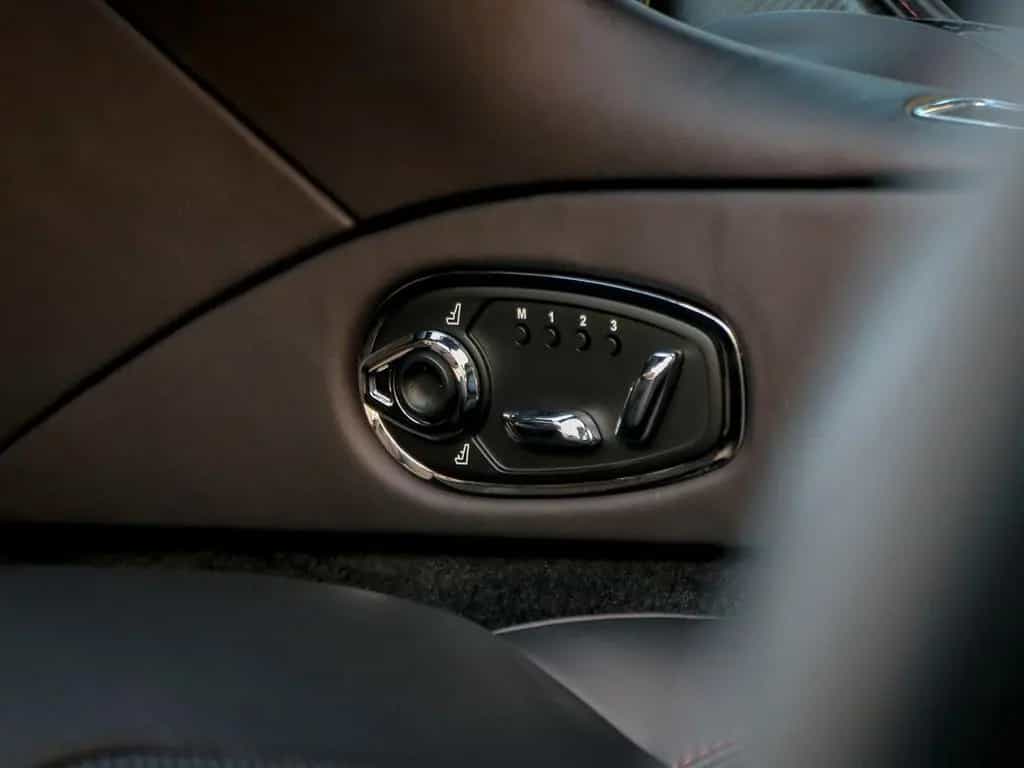 Aston Martin DBS 5.2 V12 770 Ultimate 04/2024-photo-34