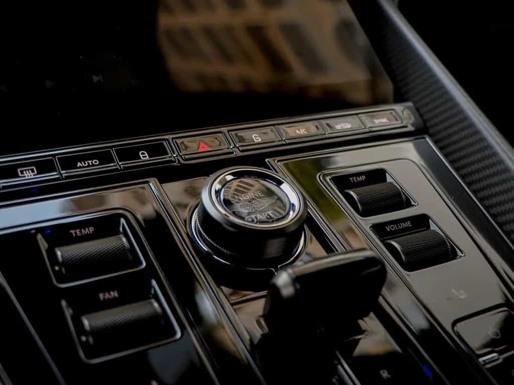 Aston Martin DB12 4.0 V8 05/2024-photo-21
