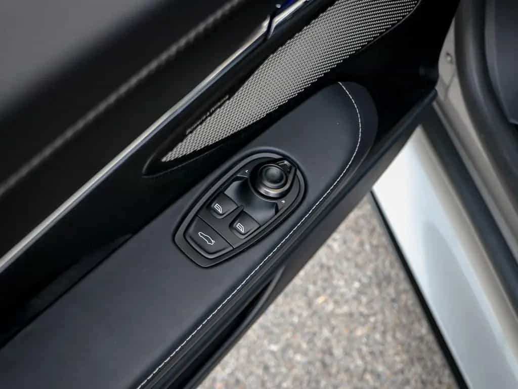Aston Martin DB12 4.0 V8 05/2024-photo-31