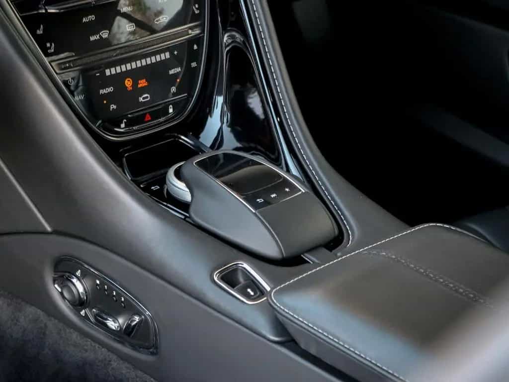 Aston Martin DB11 5.2 V12 AMR 01/2017-photo-19