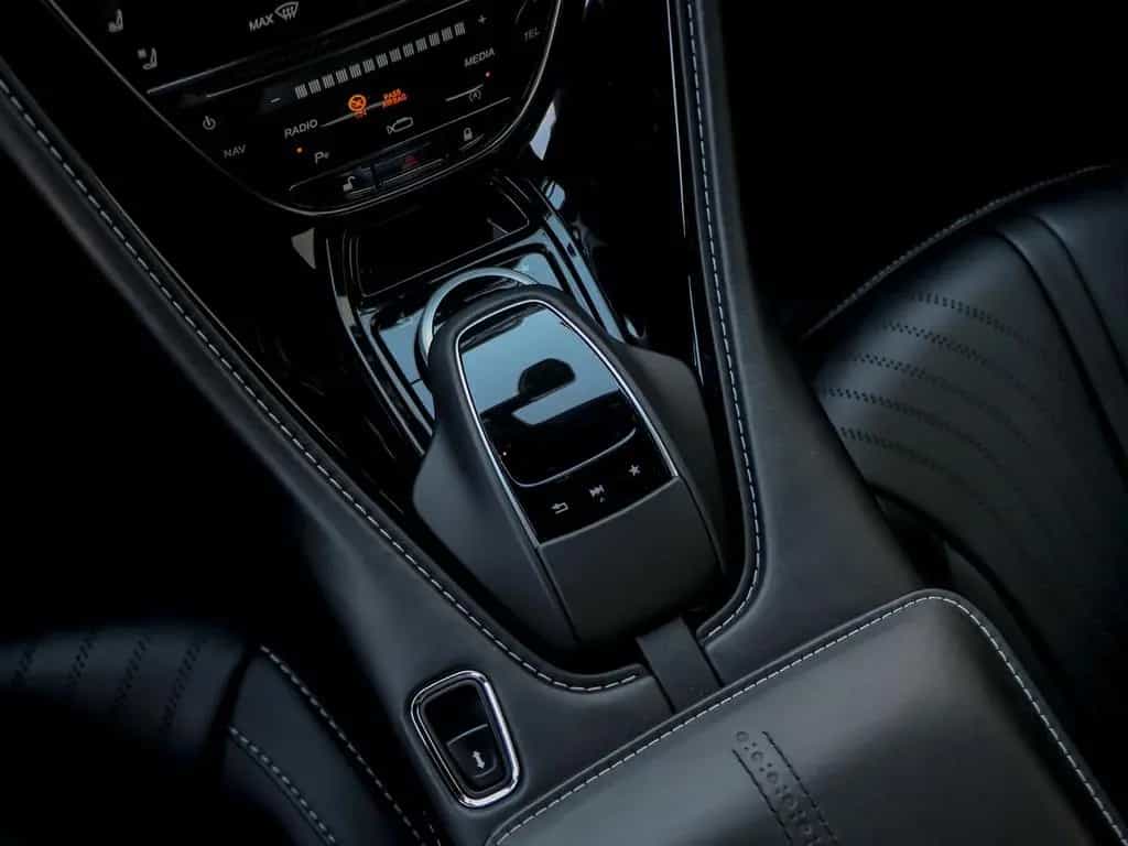 Aston Martin DB11 5.2 V12 AMR 01/2017-photo-32