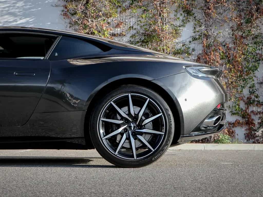 Aston Martin DB11 5.2 V12 AMR 01/2017-photo-4