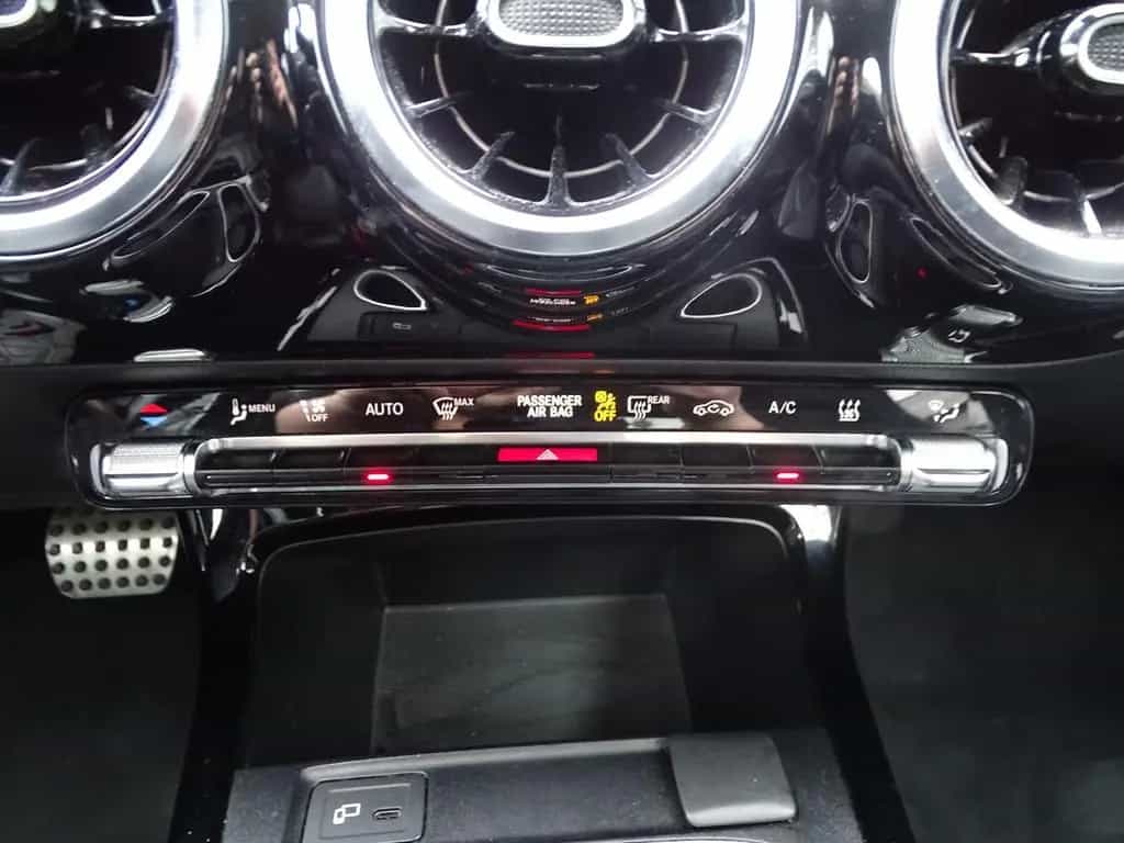 Mercedes-Benz A-Class 200 AMG Line, Standheizung, Leder, Rückfahrkam 11/2018-photo-19