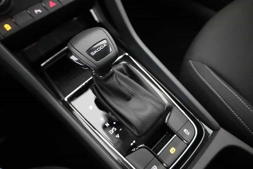 Skoda Karoq 1.5 TSI DSG LED ACC Navi Kamera AHK 10/2025-photo-11