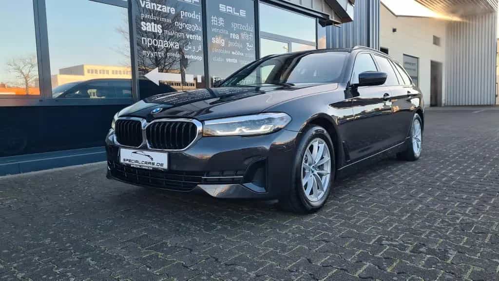 BMW 5 Series 520d T - SHADOW - ASSISTS - CAM - 8 x ALU 10/2022-photo-2