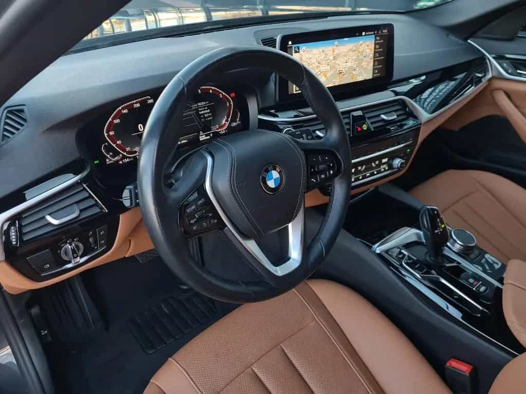 BMW 5 Series 520d T - SHADOW - ASSISTS - CAM - 8 x ALU 10/2022-photo-9