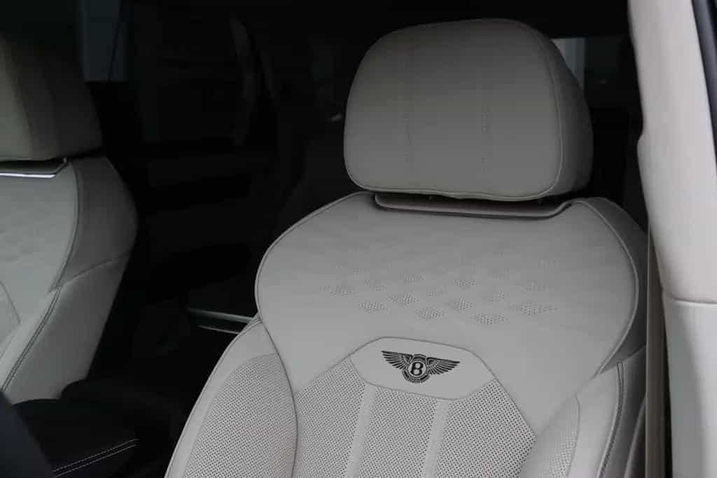 Bentley Bentayga V8 EWB Azure *Airline Seats*B&O* 01/2025-photo-15