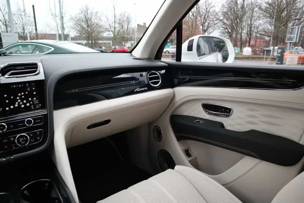 Bentley Bentayga V8 EWB Azure *Airline Seats*B&O* 01/2025-photo-21