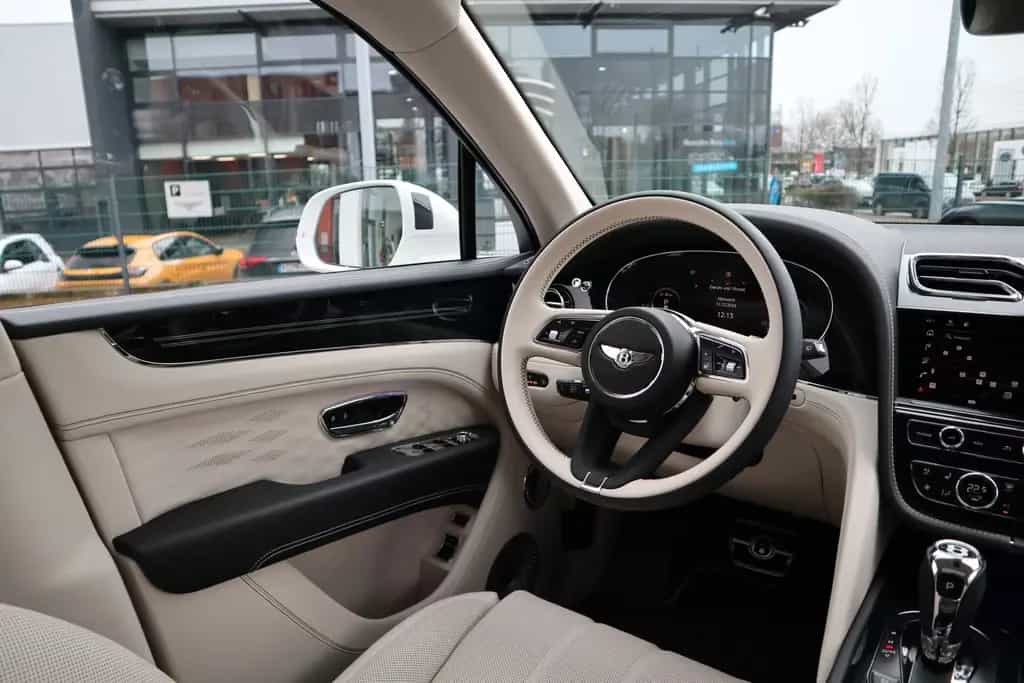 Bentley Bentayga V8 EWB Azure *Airline Seats*B&O* 01/2025-photo-22