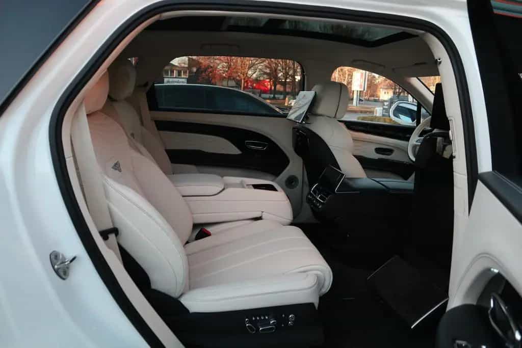Bentley Bentayga V8 EWB Azure *Airline Seats*B&O* 01/2025-photo-30