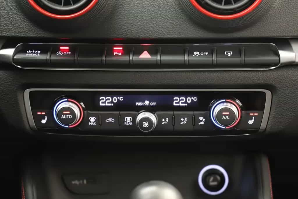 Audi S3 2.0 TFSI 310PS quattro Pano RS Sitze 1.Hand 03/2017-photo-17