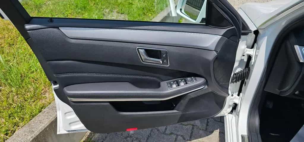 Mercedes-Benz E-Class 04/2016-photo-21