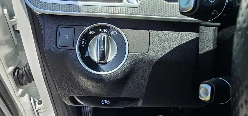 Mercedes-Benz E-Class 04/2016-photo-25