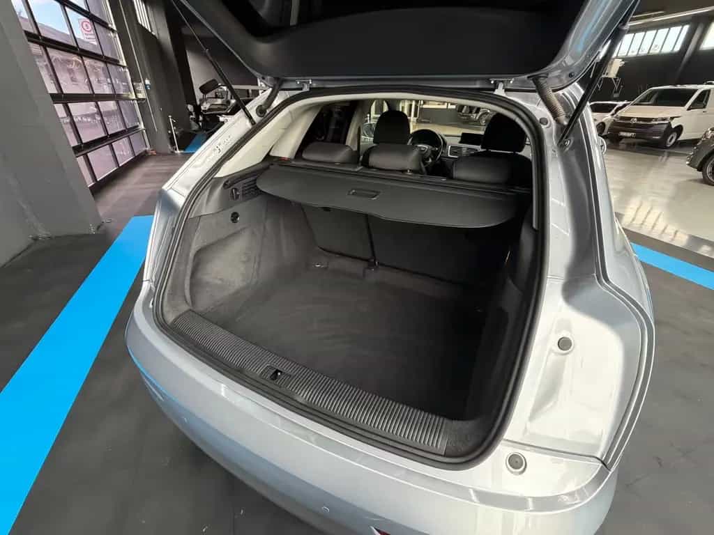 Audi Q3 2.0TDI XenonPlus + Navi + schw.AHK + 1-Hand 11/2015-photo-10