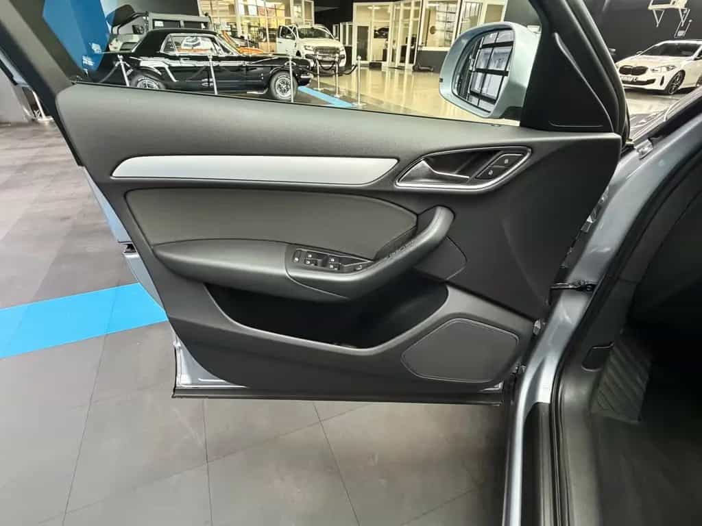 Audi Q3 2.0TDI XenonPlus + Navi + schw.AHK + 1-Hand 11/2015-photo-19