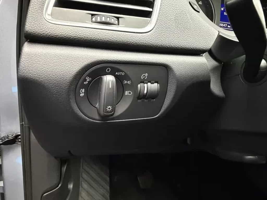 Audi Q3 2.0TDI XenonPlus + Navi + schw.AHK + 1-Hand 11/2015-photo-20