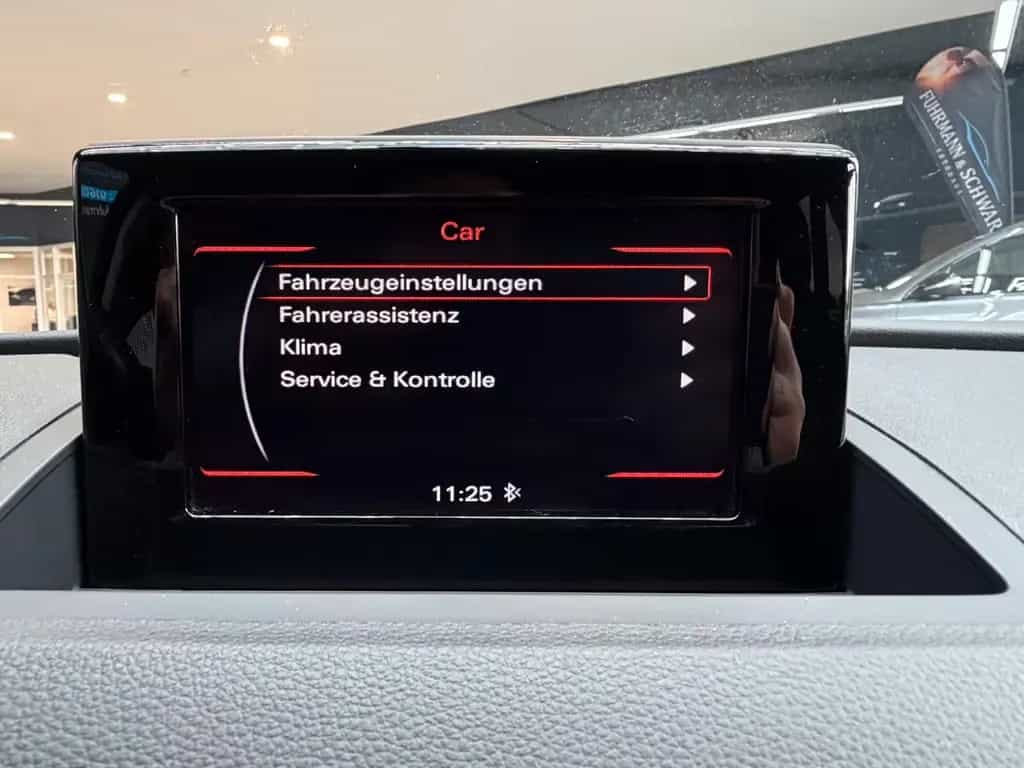 Audi Q3 2.0TDI XenonPlus + Navi + schw.AHK + 1-Hand 11/2015-photo-21
