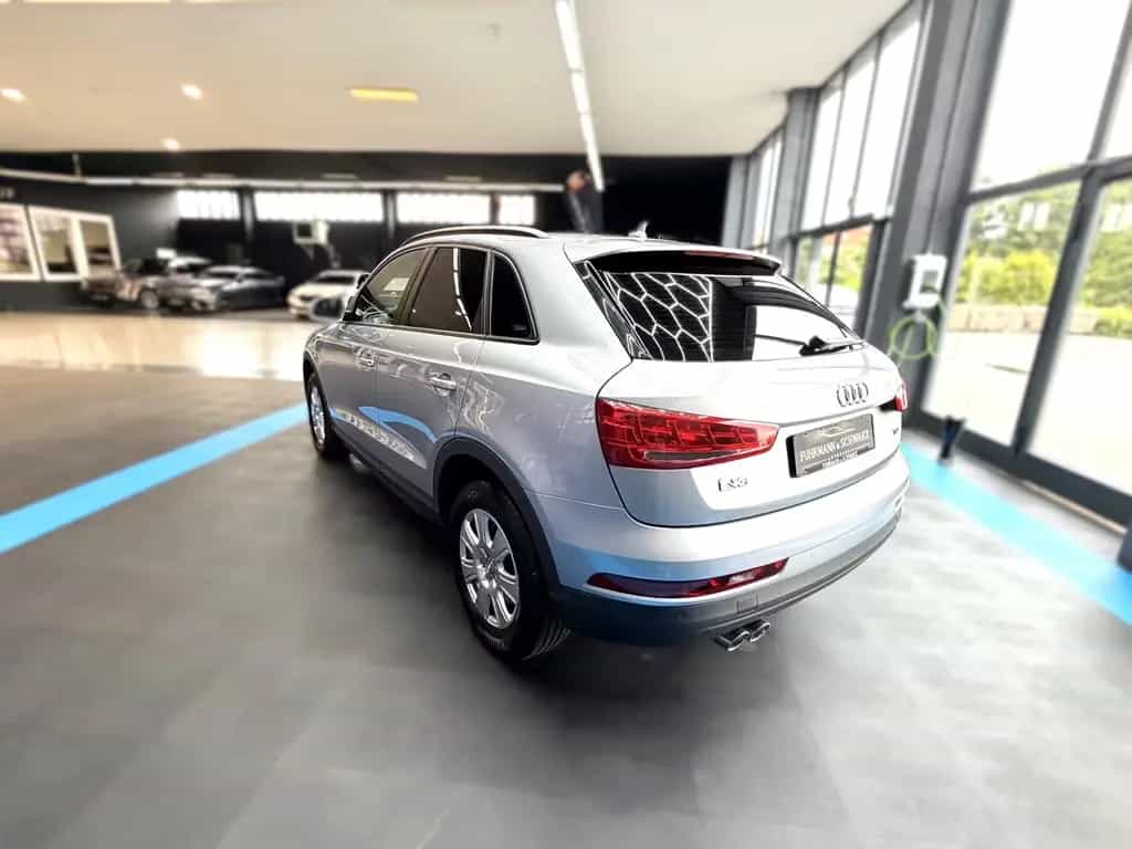 Audi Q3 2.0TDI XenonPlus + Navi + schw.AHK + 1-Hand 11/2015-photo-4