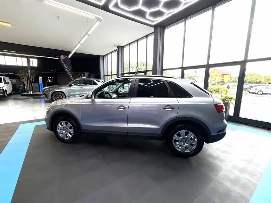 Audi Q3 2.0TDI XenonPlus + Navi + schw.AHK + 1-Hand 11/2015-photo-5
