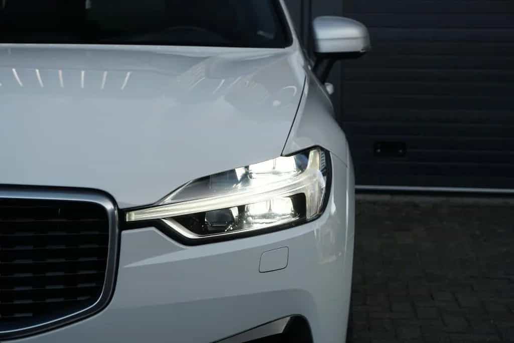 Volvo XC60 R-Design AWD 360° SHZ AHK LED NAV Harman/Ka 07/2018-photo-9